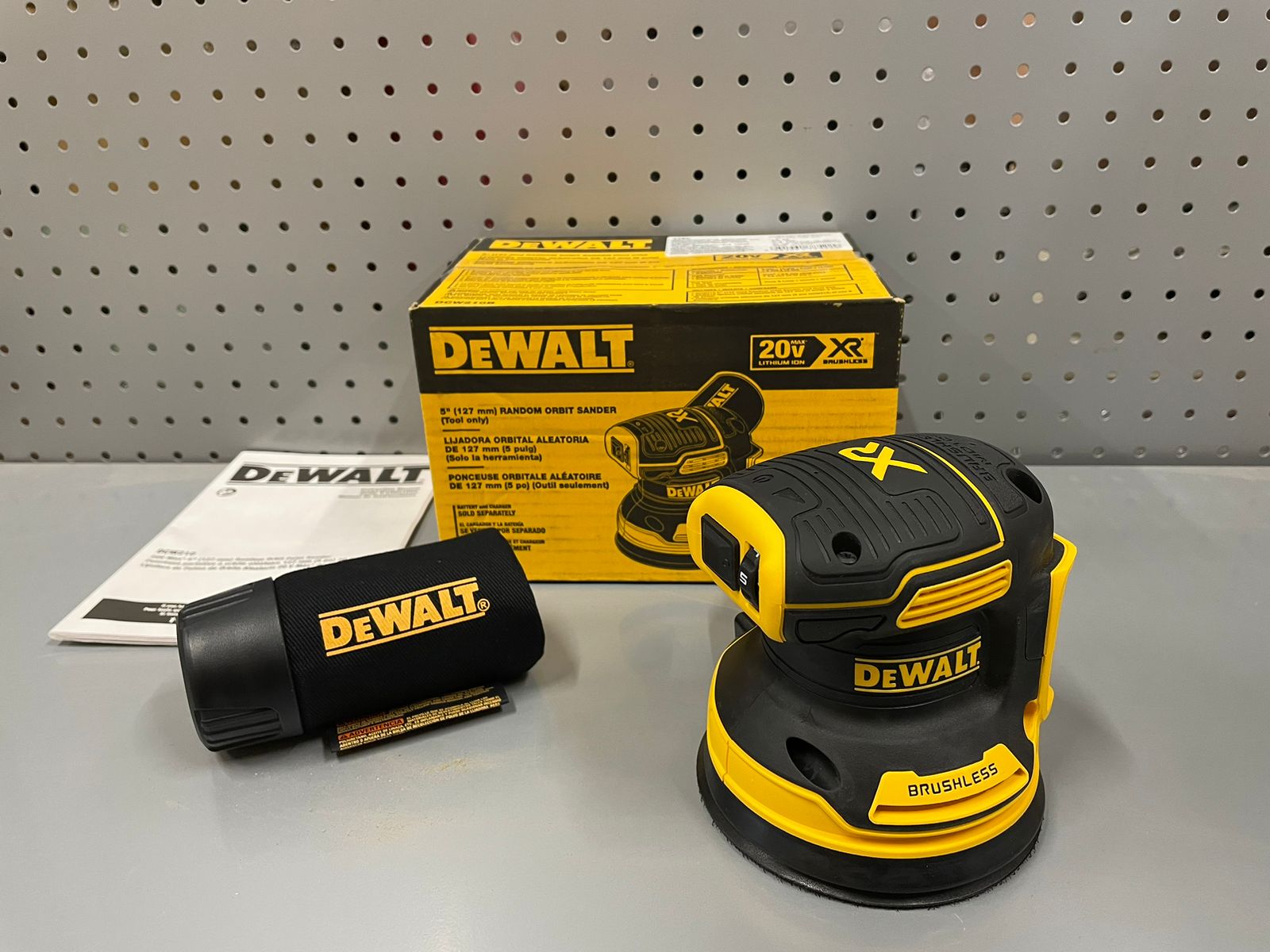 Шлифмашина эксцентриковая аккумуляторная DeWALT DCW210B купить в Москве