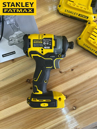 Аккумуляторный ударный винтоверт Stanley FatMax SBI810D2K V20, 20 В, 170 Н·м, 2×2 А·ч